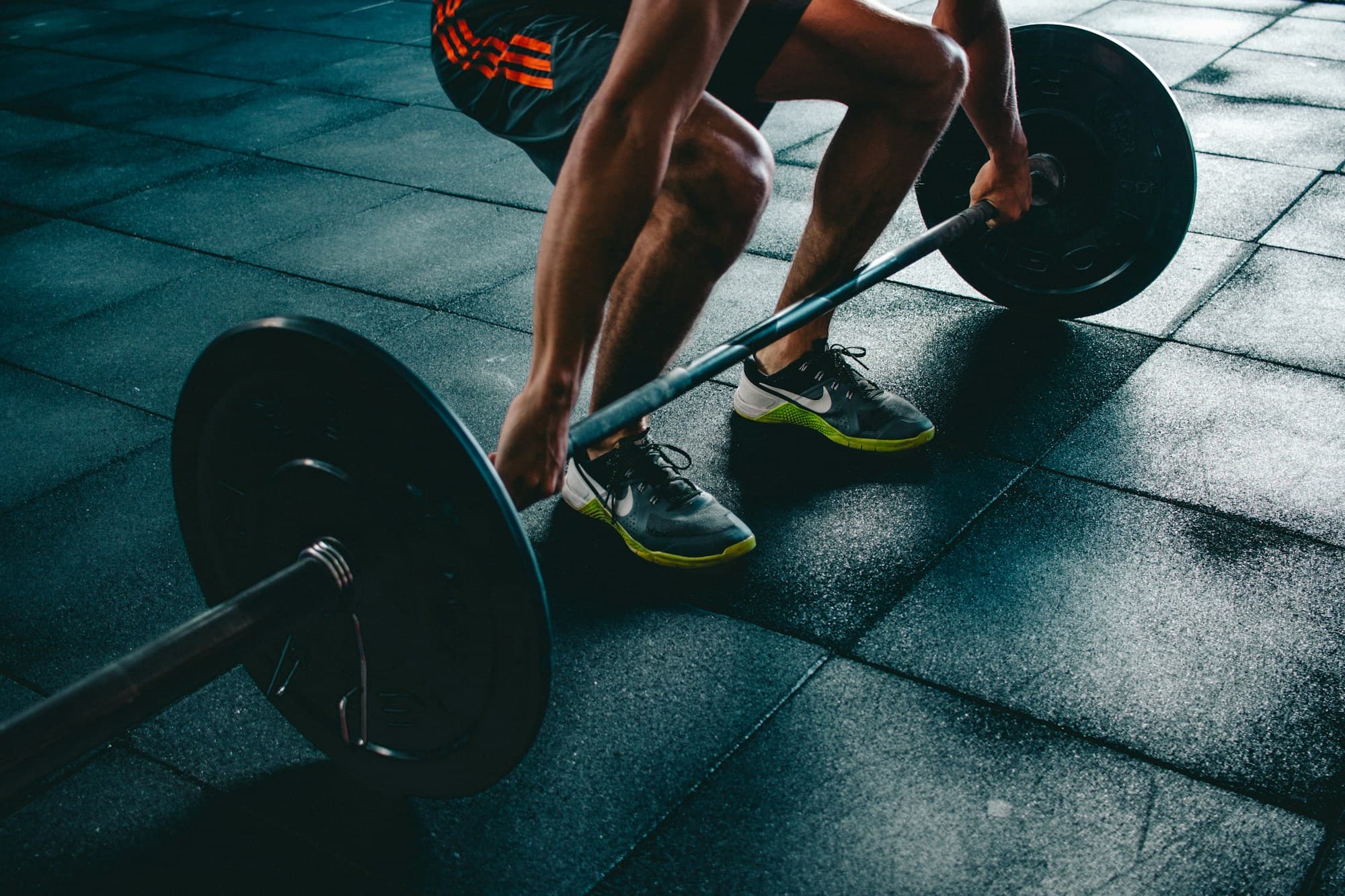 Atleta haciendo saltos sobre cajón