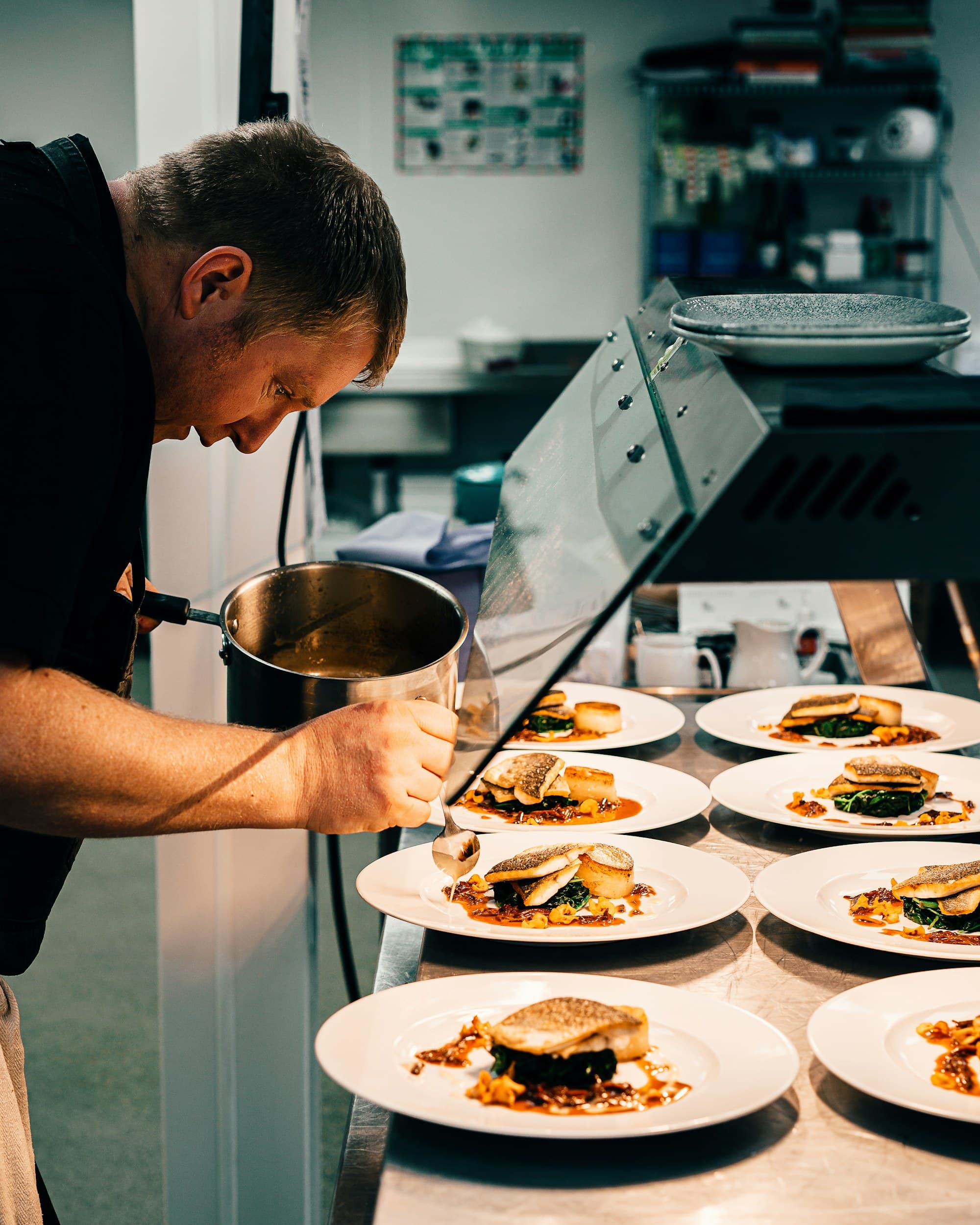 Lander Goikoetxea · jefe de cocina emplatando