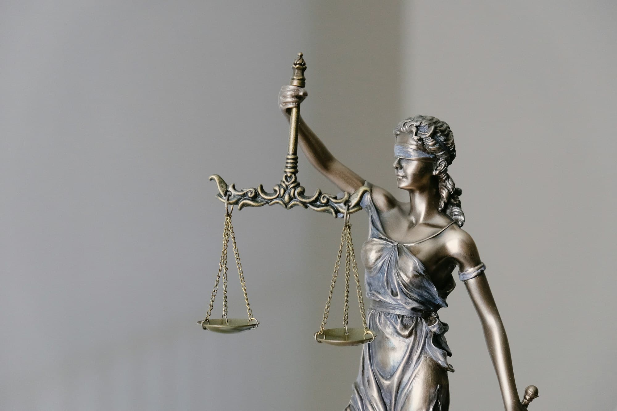Estatua de la Justicia con balanza y venda — símbolo del derecho