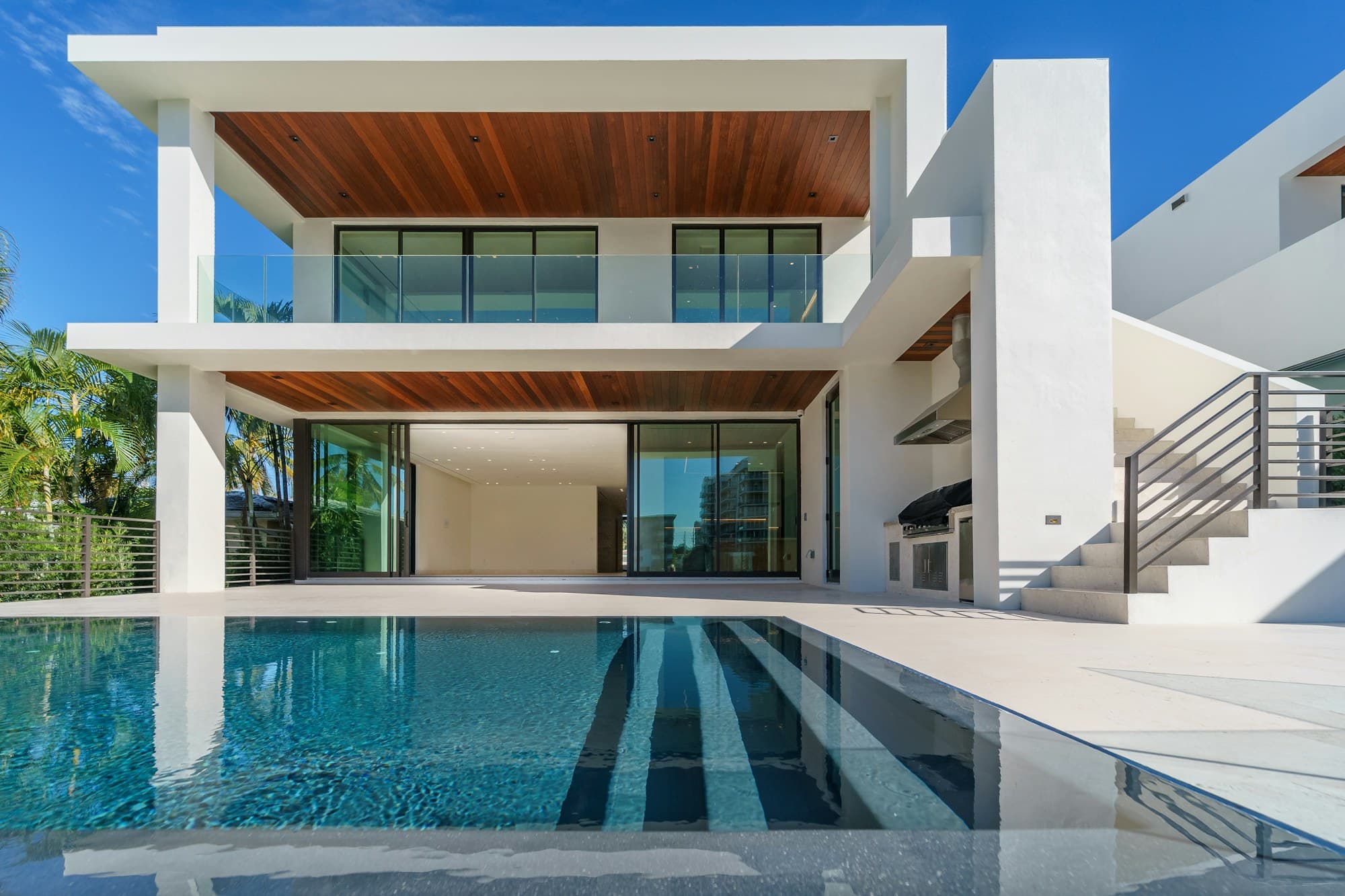 Villa blanca con piscina infinita sobre la costa de Amalfi