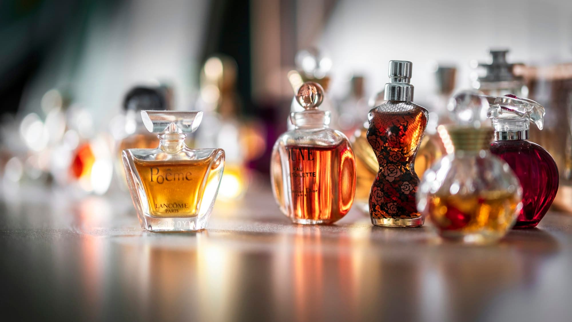 Frascos de cristal con ingredientes de perfumería en el atelier de Grasse