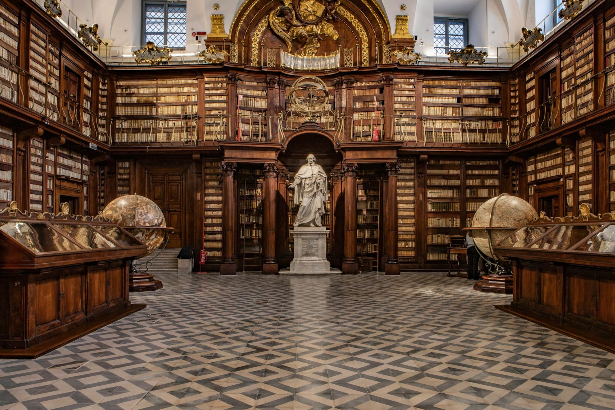 Interior clásico de biblioteca institucional — referencia visual